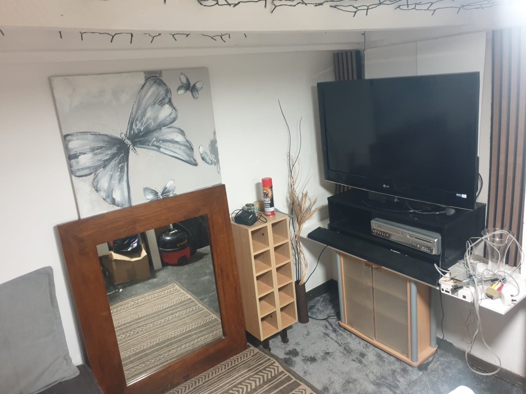 Lot: 45 - FREEHOLD MIXED COMMERCIAL/RESIDENTIAL INVESTMENT PLUS LAND WITH LAPSED PLANNING - Lower Ground floor second living area of maisonette